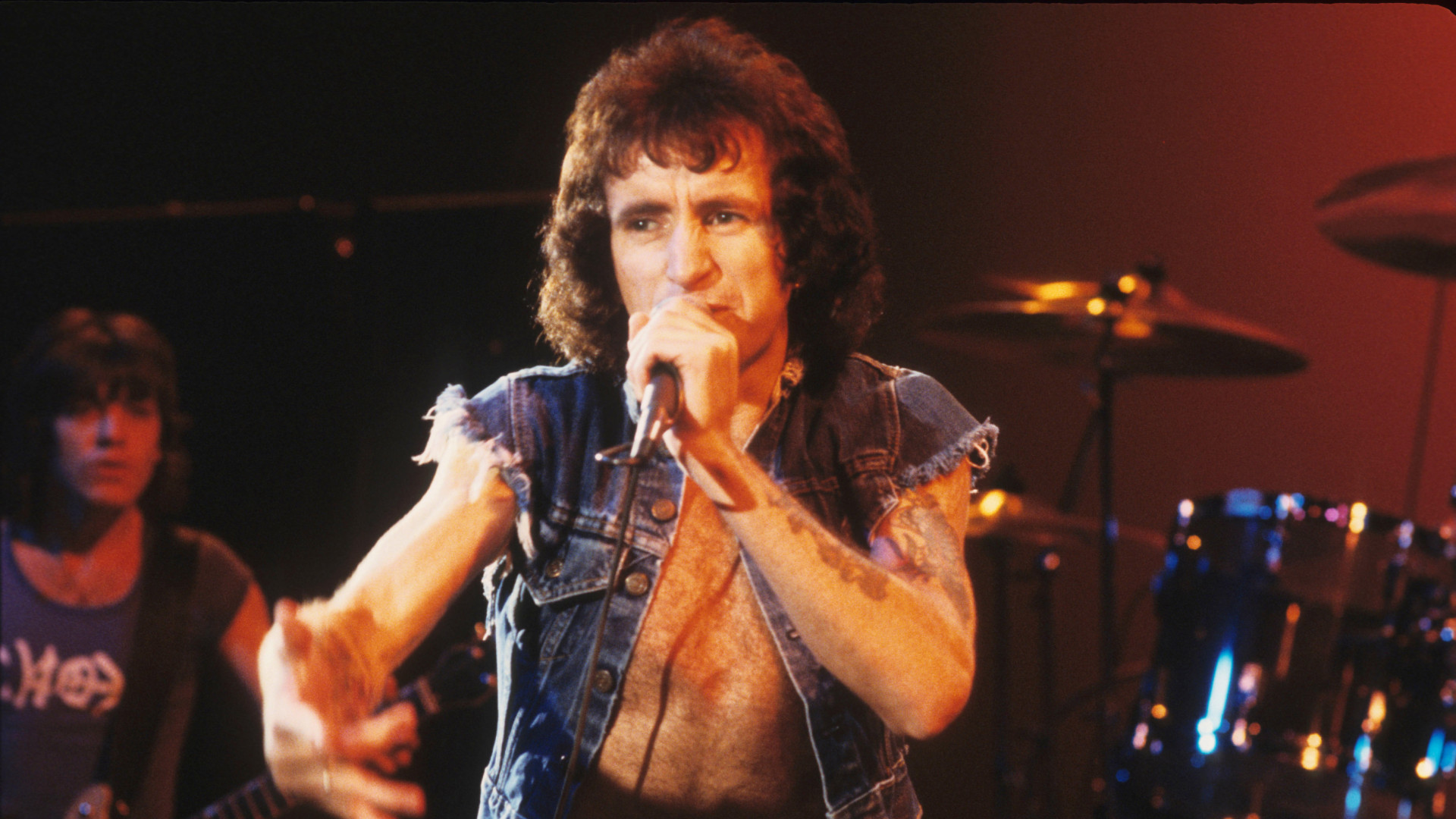 ac/dc:-¿recibe-la-familia-de-bon-scott-dinero-por-‘back-in-black’?