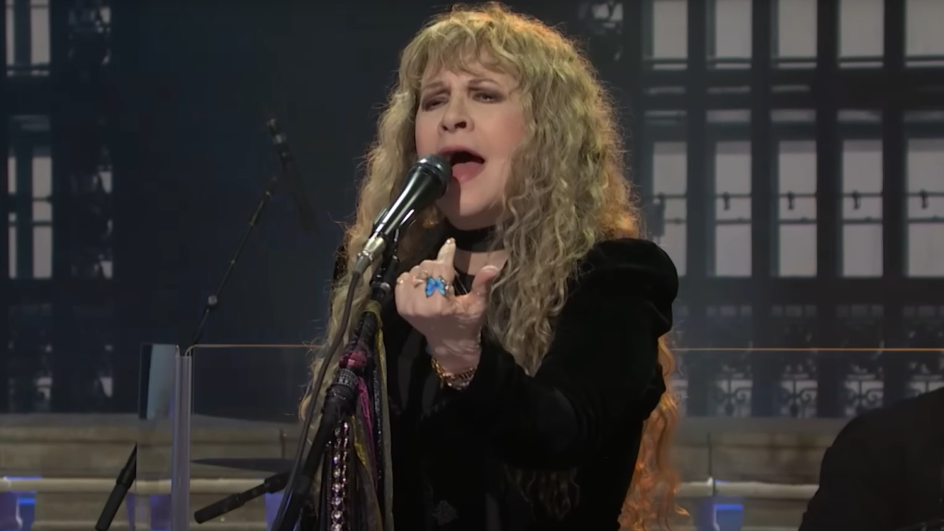 stevie-nicks-(fleetwood-mac)-vuelve-a-saturday-night-live-cuatro-decadas-despues:-toca-su-clasico-mas-conocido