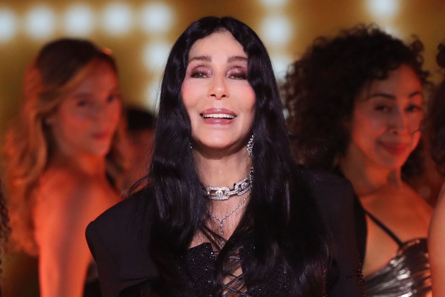 cher,-incombustible-en-el-desfile-de-victoria-secret-2024