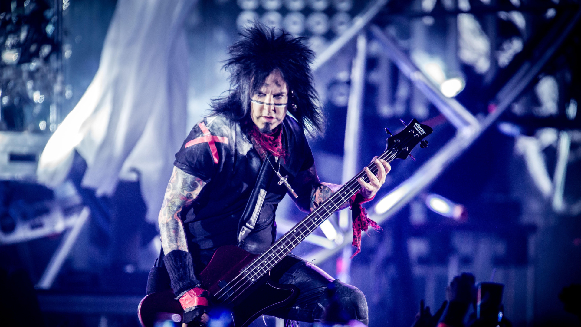 nikki-sixx-(motley-crue):-asi-le-cambio-la-vida-empezar-a-tocar-con-una-guitarra-de-solo-tres-cuerdas