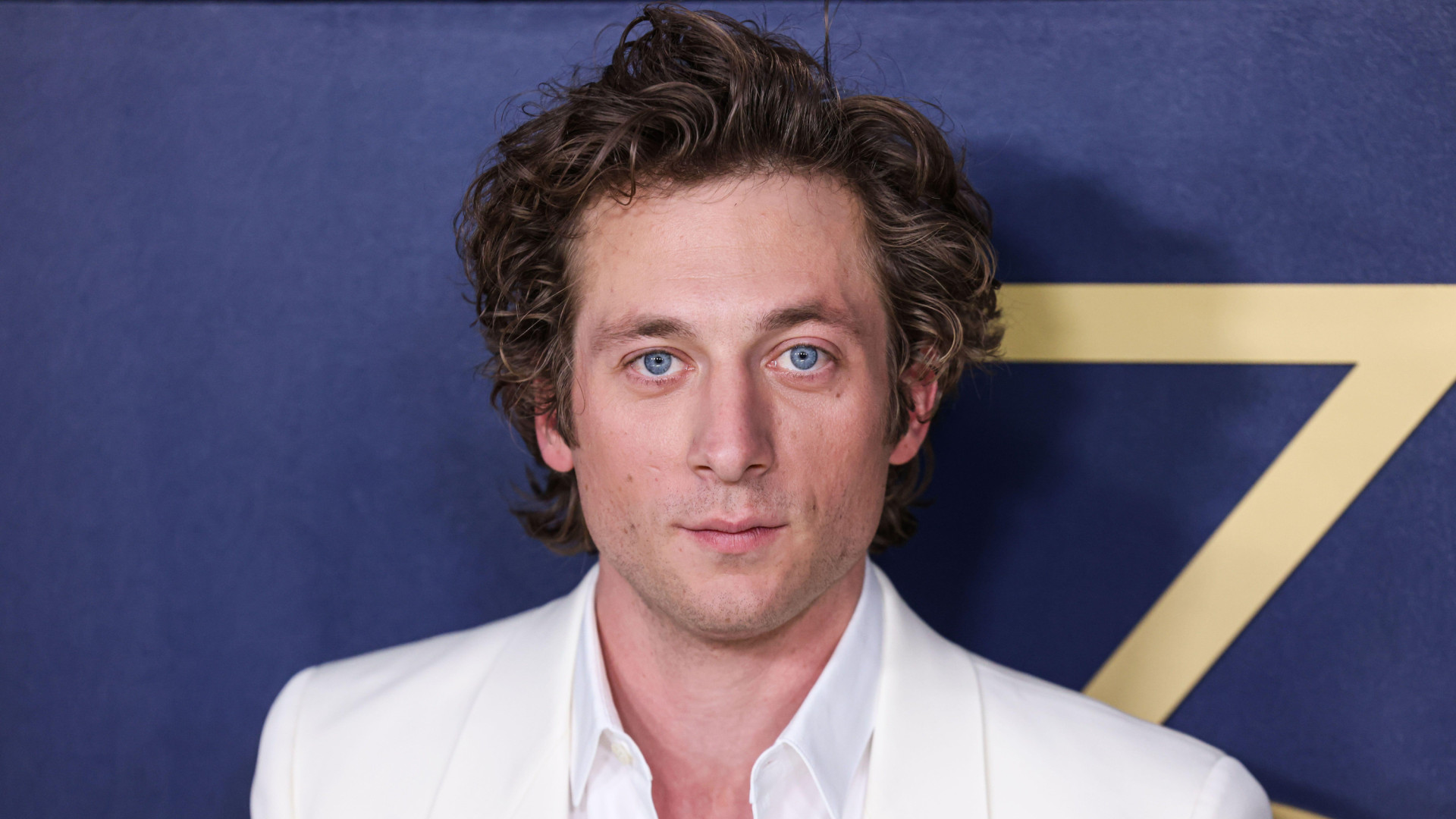 asi-luce-jeremy-allen-white-en-su-primera-imagen-interpretando-a-bruce-springsteen:-¿se-parece?