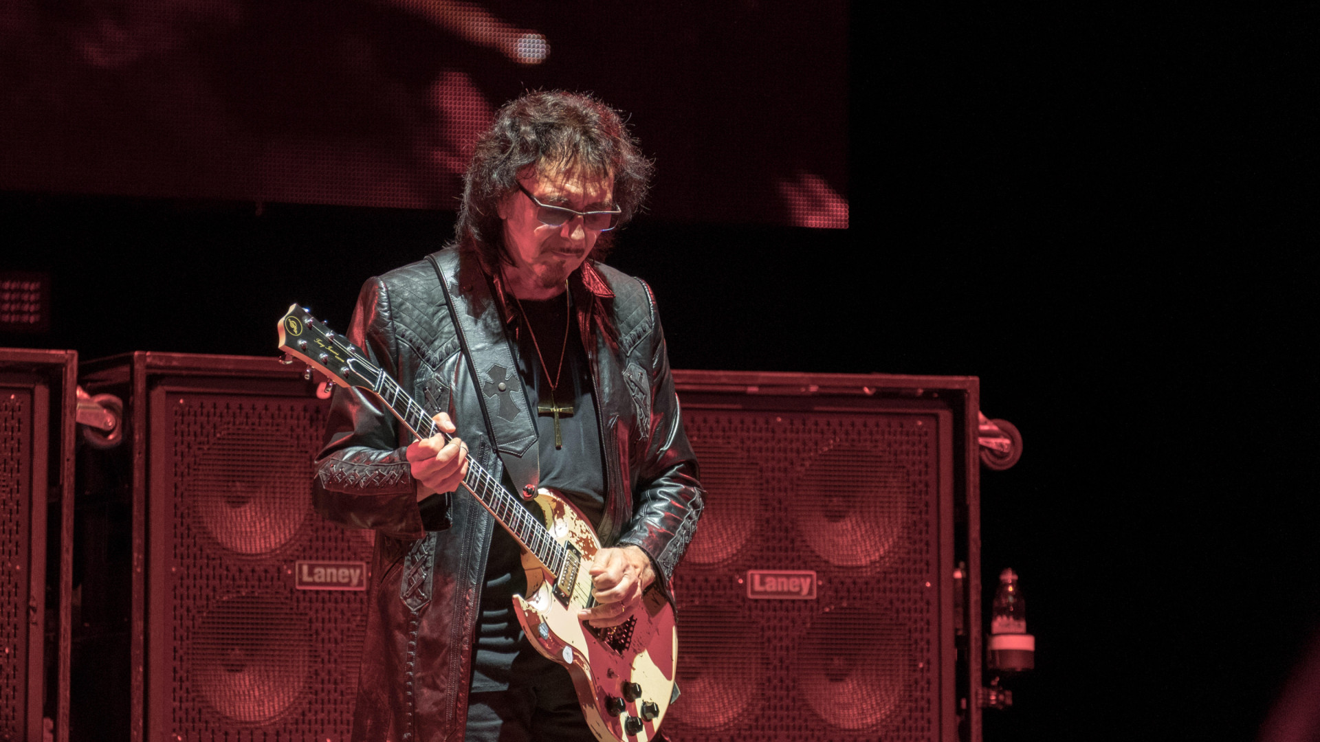 tony-iommi-(black-sabbath)-desvela-la-unica-guitarra-que-le-gustaba-tanto-como-su-sg:-“no-puedo-creer-que-me-deshiciera-de-ella”