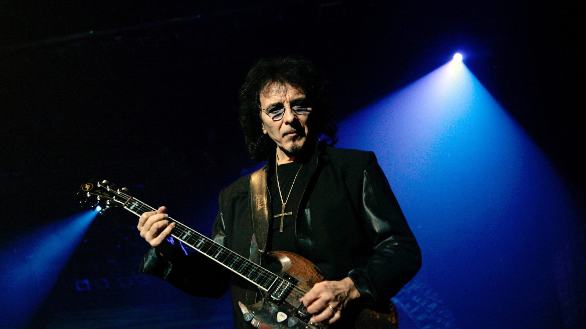 tony-iommi-(black-sabbath)-no-recupera-su-guitarra-mas-querida-del-hard-rock-cafe:-el-empelado-que-la-compro-esta-muerto