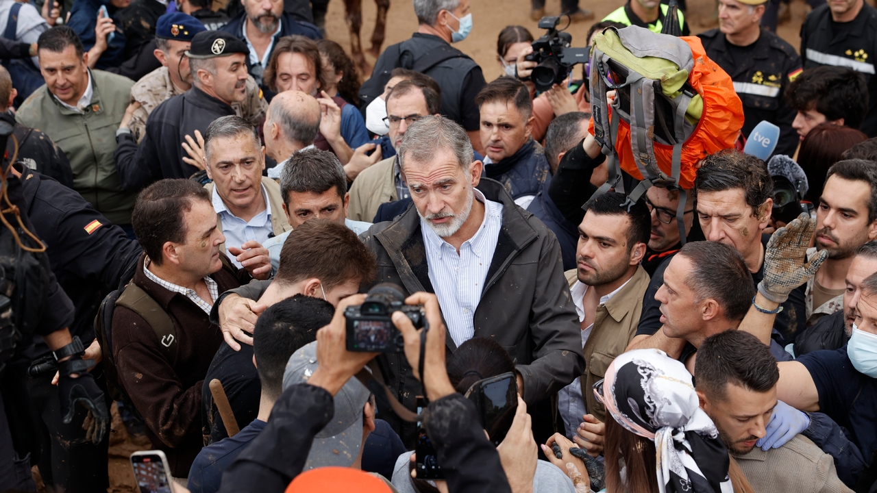 el-video-del-rey-felipe-vi-recibiendo-abucheos-y-barro-en-su-visita-a-valencia-por-la-dana