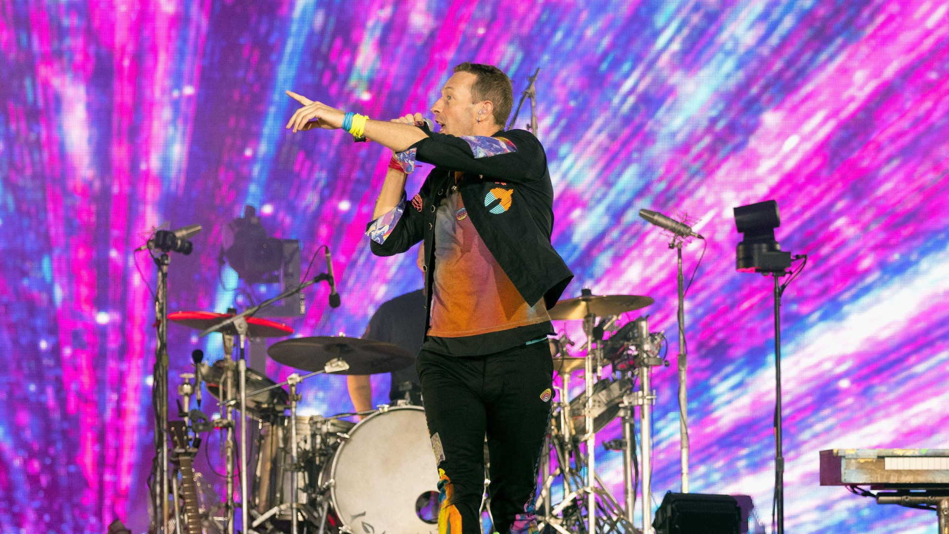 el-gran-susto-de-chris-martin-(coldplay)-en-pleno-concierto:-una-terrorifica-caida,-viral-en-redes