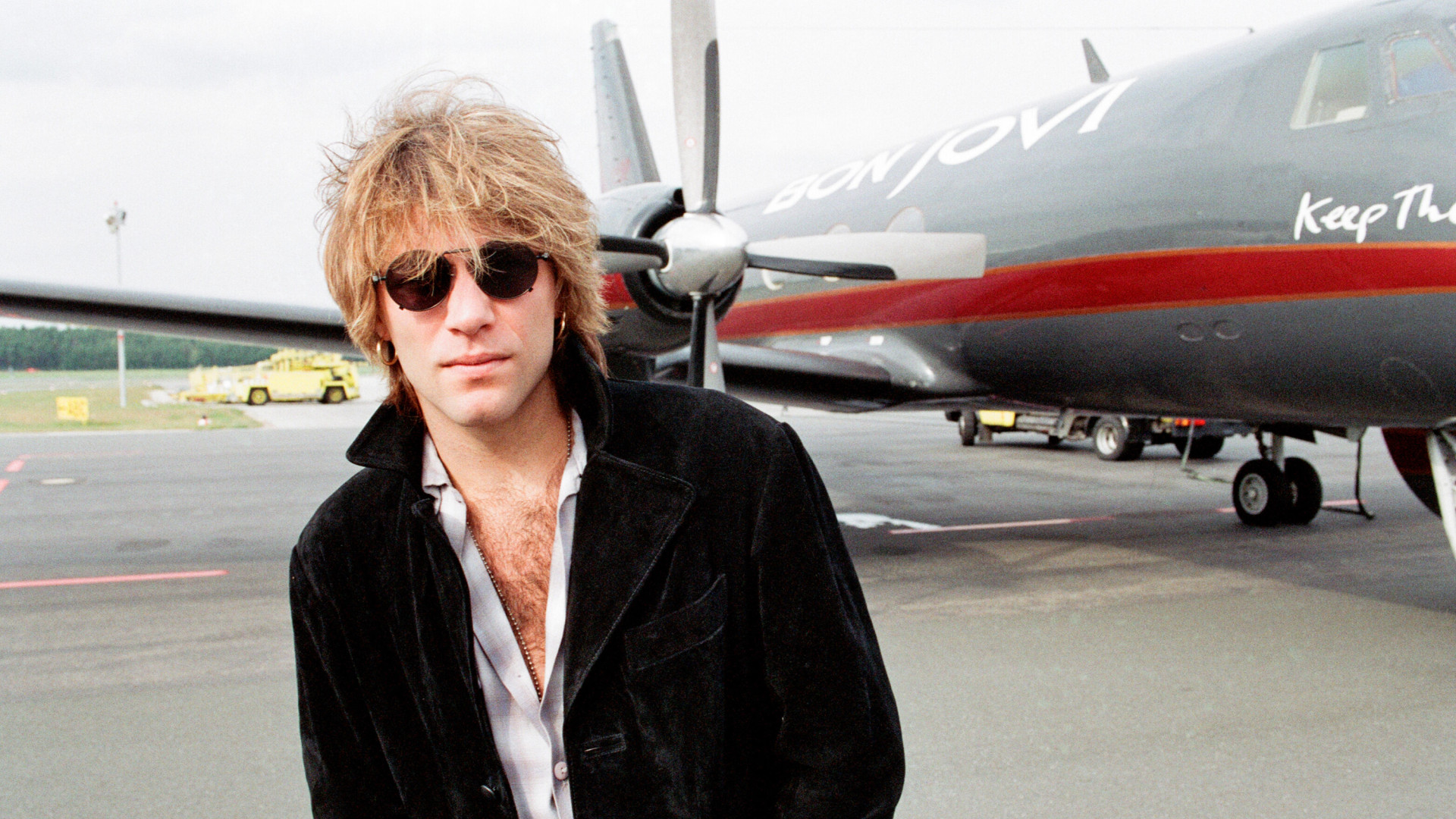 bon-jovi-y-su-primer-contrato-discografico:-bajo-el-calor-del-verano