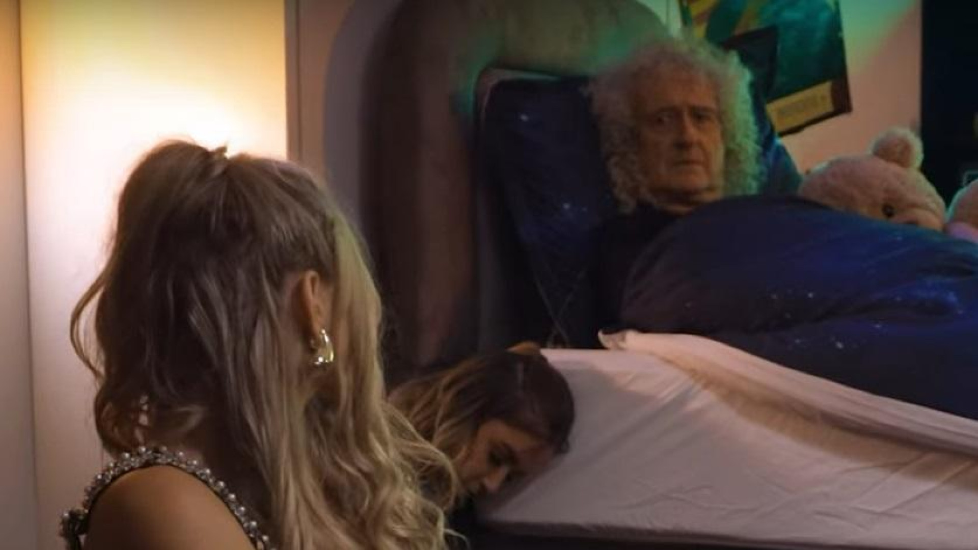 brian-may-(queen)-aparece-en-un-videoclip-como-nunca-antes-le-habias-visto