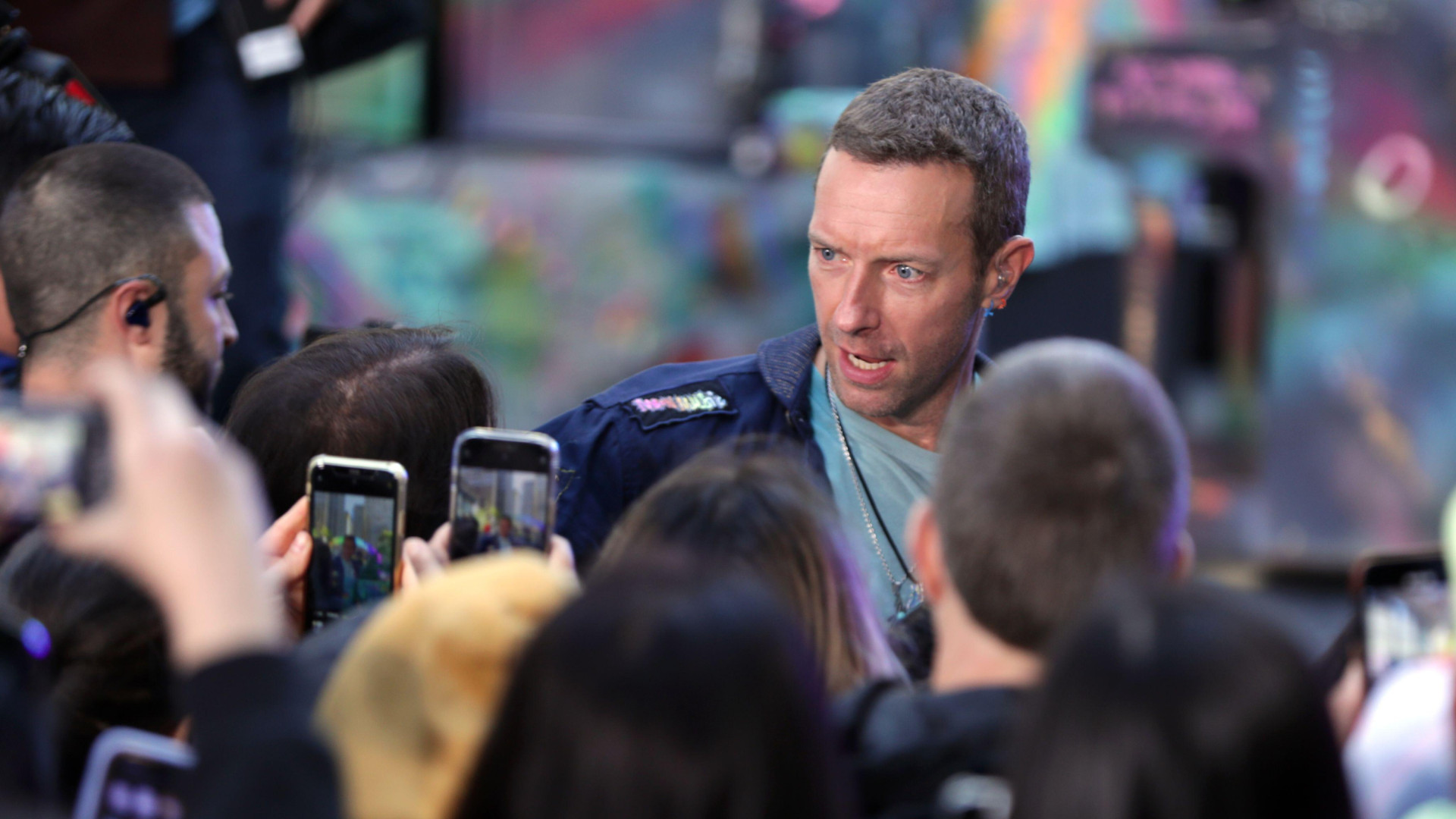 el-extrano-ritual-de-chris-martin-(coldplay)-cada-vez-que-se-sube-a-un-avion:-nadie-sabe-por-que-lo-hace