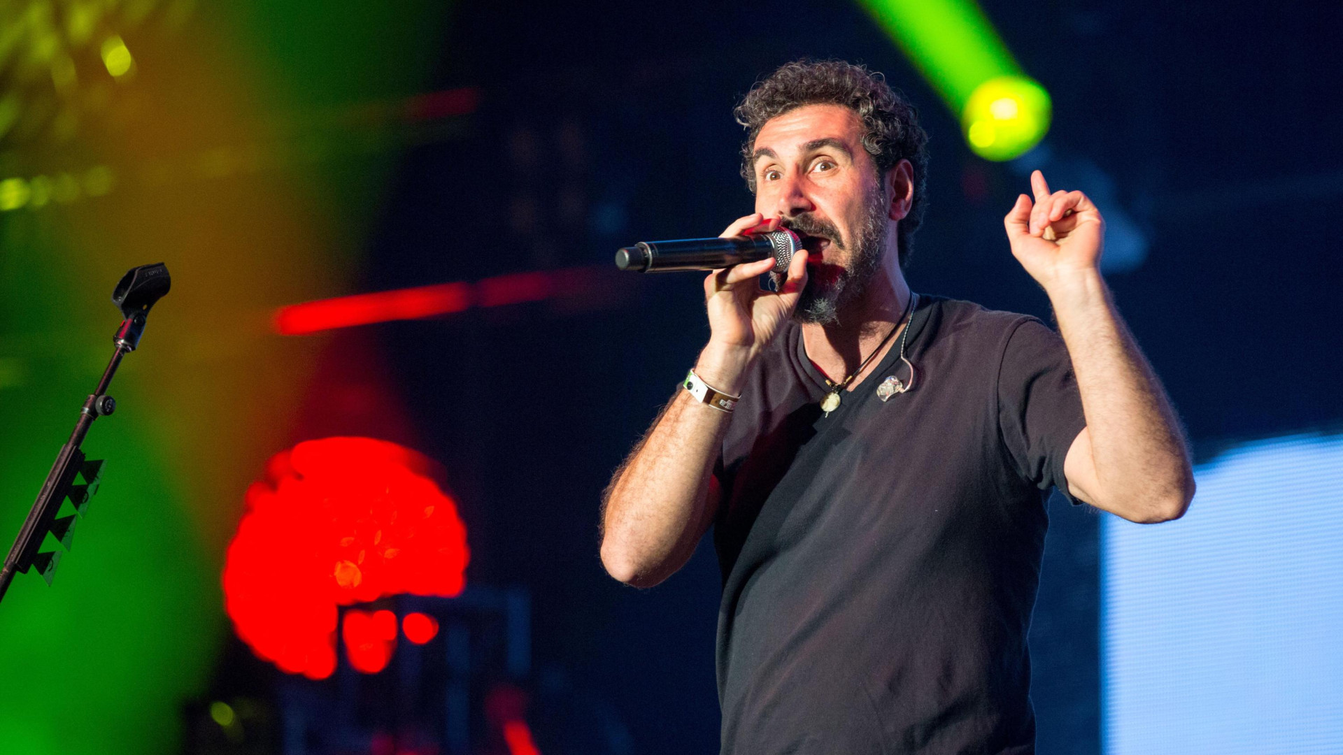 serj-tankian-(system-of-a-down)-confiesa-las-«historias-sensacionalistas»-sobre-otros-artistas-que-dejo-fuera-de-su-libro:-«muchas-cosas-intimas»