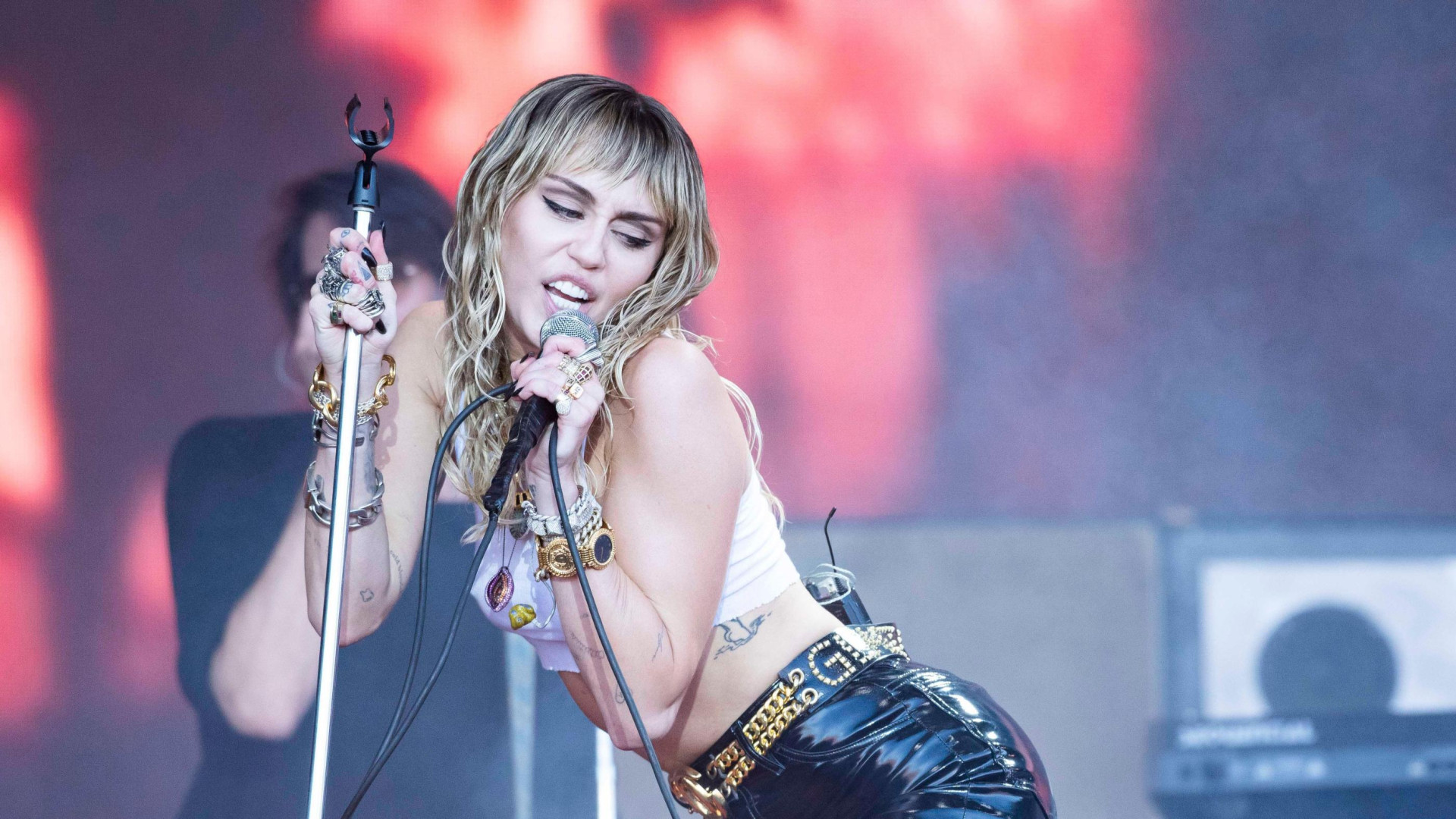 miley-cyrus-ha-grabado-“un-disco-inspirado-en-‘the-wall’-de-pink-floyd”-pero-“con-mejor-vestuario-y-mas-glamour”