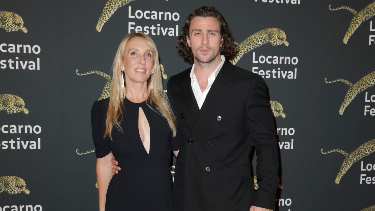 la-historia-de-amor-entre-el-actor-aaron-taylor-johnson-y-su-mujer-sam,-24-anos-mayor-que-el