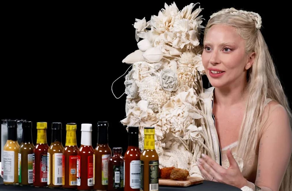 lady-gaga-hace-repaso-a-su-carrera-con-un-plato-de-alitas