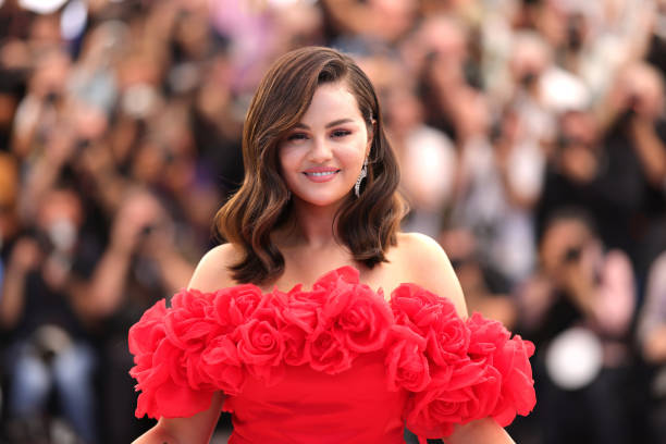 selena-gomez-entregara-premios-en-los-oscar