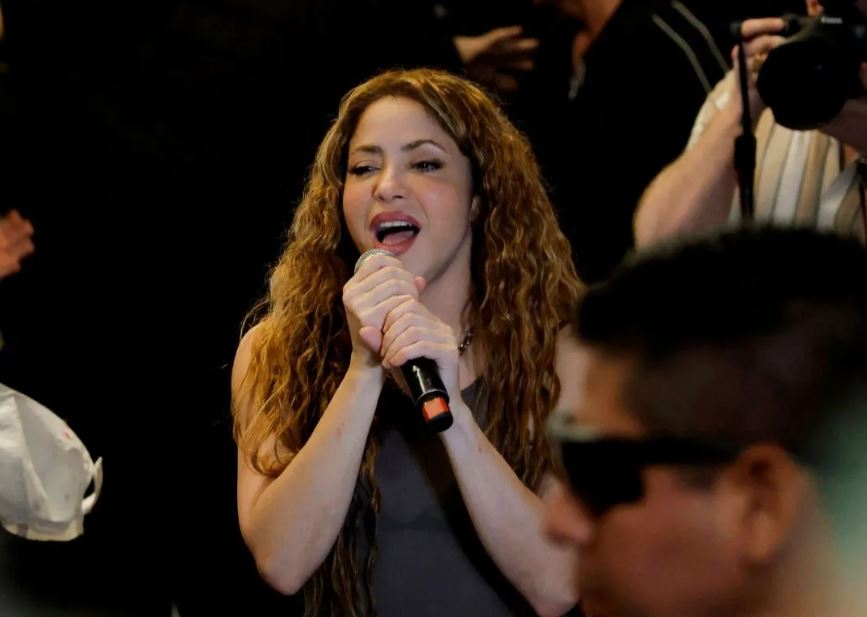 shakira-da-un-concierto-sorpresa-en-la-calle