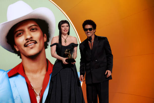 gaga-y-mars-siguen-dominando-el-billboard-global-200-con-“die-with-a-smile”