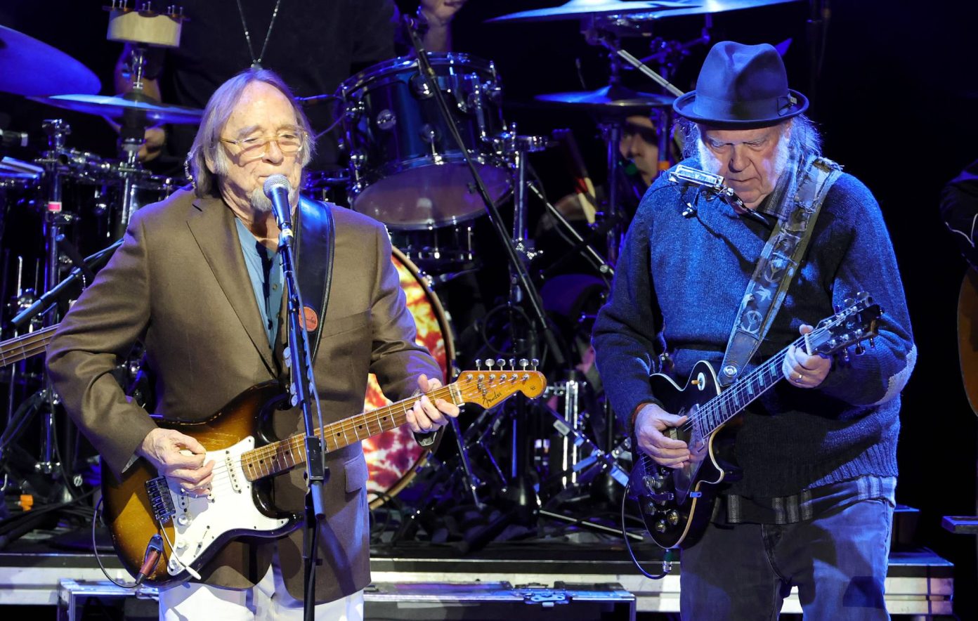 neil-young-y-stephen-stills-vuelven-a-unir-fuerzas-en-un-emotivo-concierto-benefico-en-los-angeles