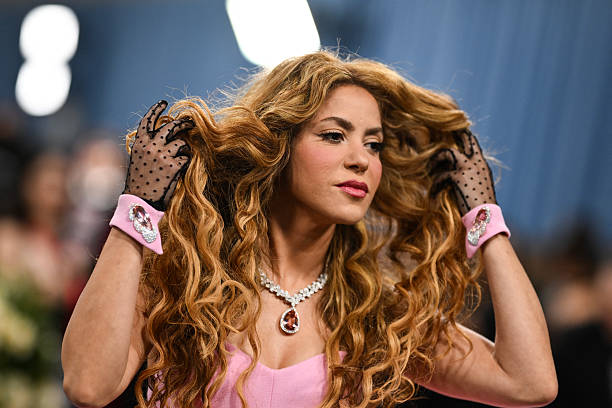 shakira-vuelve-a-rugir:-homenaje,-moda-y-musica-en-modo-leyenda