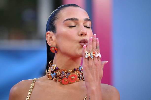 dua-lipa-prende-manana-fuego-al-escenario-madrileno