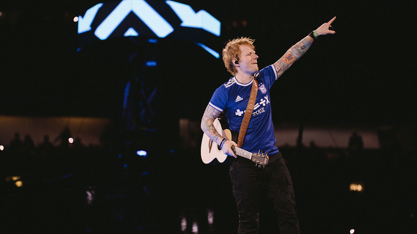ed-sheeran-rinde-homenaje-a-suffolk-durante-sus-conciertos-en-ipswich
