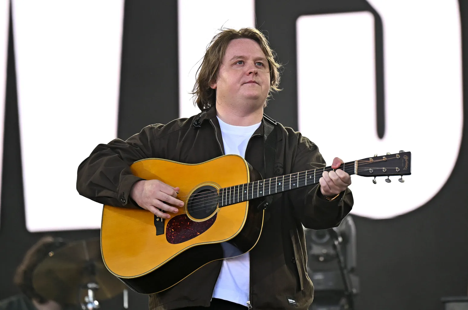 lewis-capaldi-regresa-con-fuerza-y-emocion