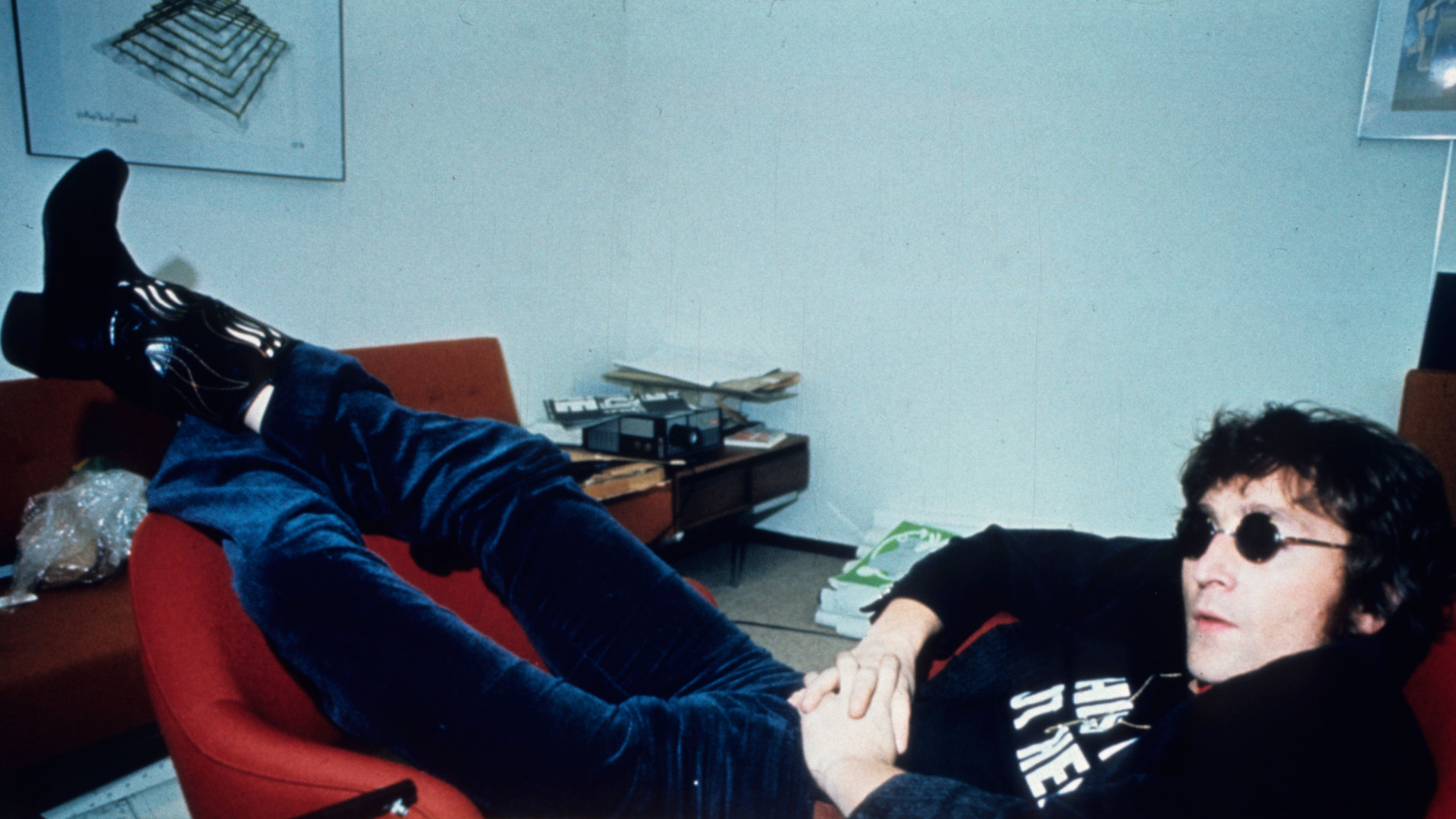 john-lennon-“se-desnudo-del-todo”-y-salto-a-la-piscina-de-la-mansion-playboy-en-1974