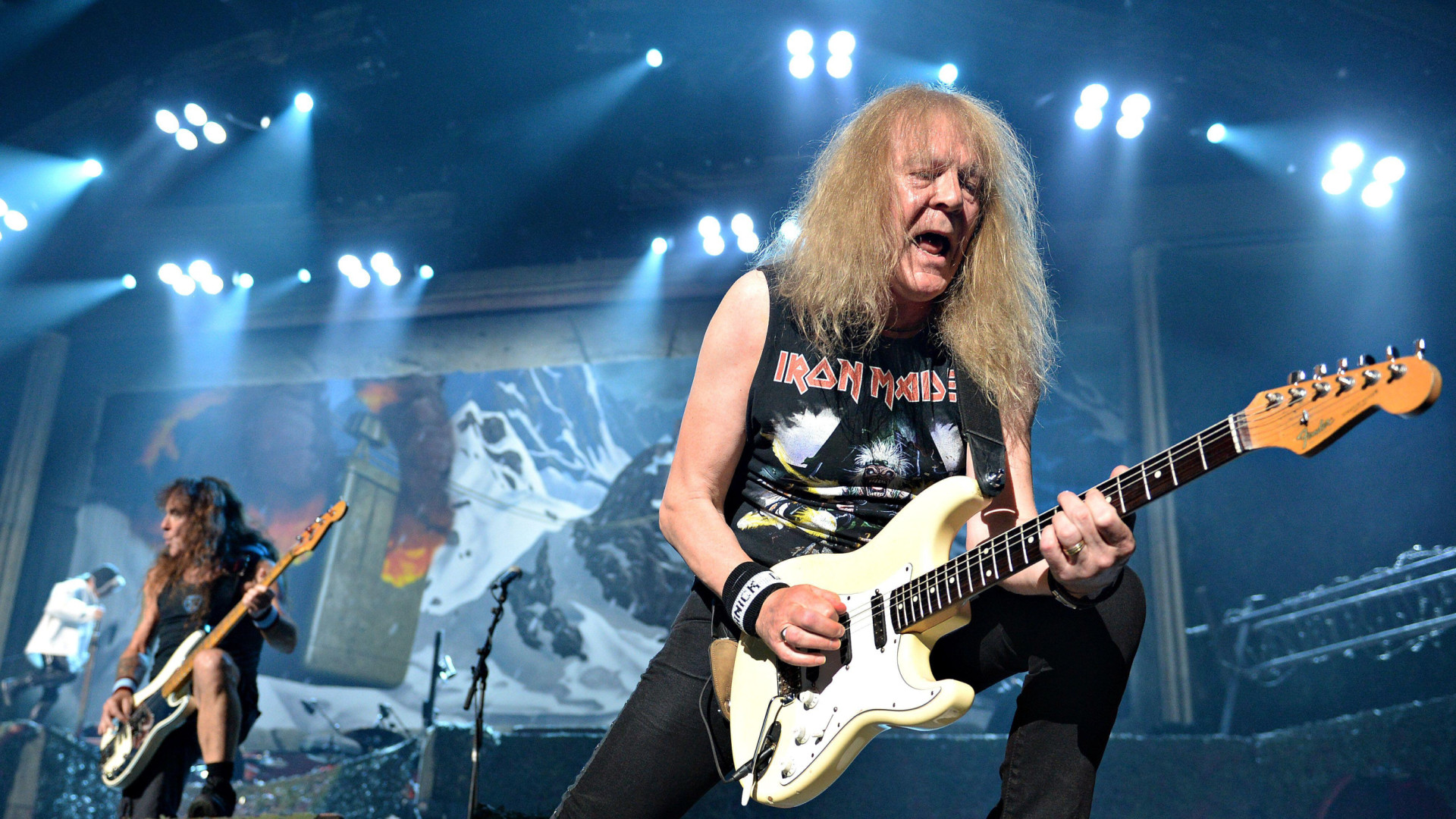 janick-gers-(iron-maiden)-sufre-una-aparatosa-caida-sobre-el-escenario:-este-es-el-video-del-momento