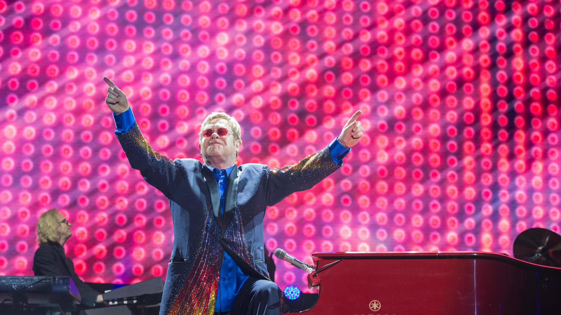 elton-john-confirma-que-esta-ciego-del-ojo-derecho:-“para-empezar-no-puedo-ver-las-letras”