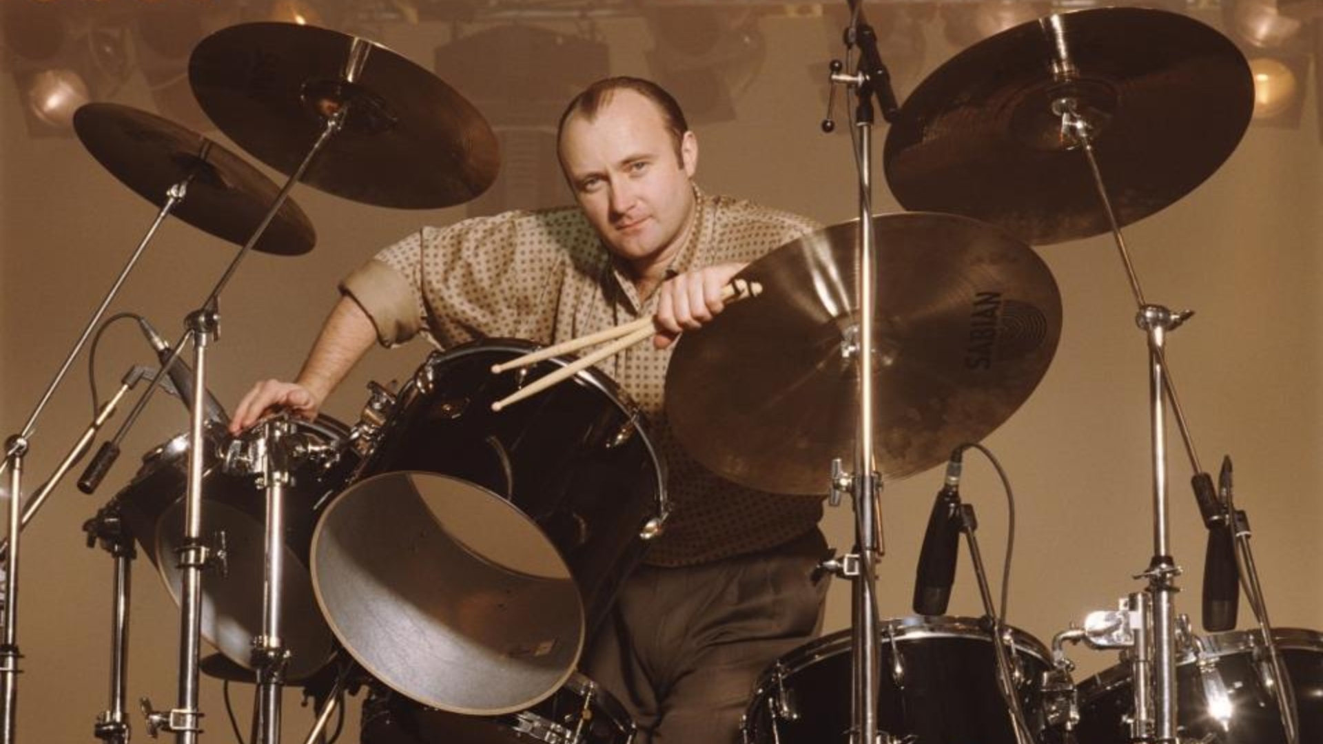 phil-collins-se-sienta-a-la-bateria-por-primera-vez-en-anos
