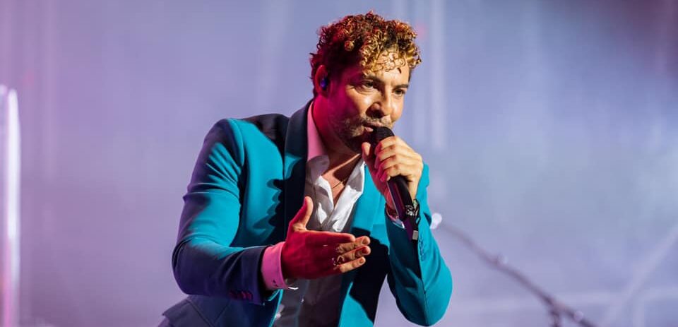 david-bisbal-cautiva-a-madrid-con-un-concierto-sorpresa-desde-la-puerta-del-sol