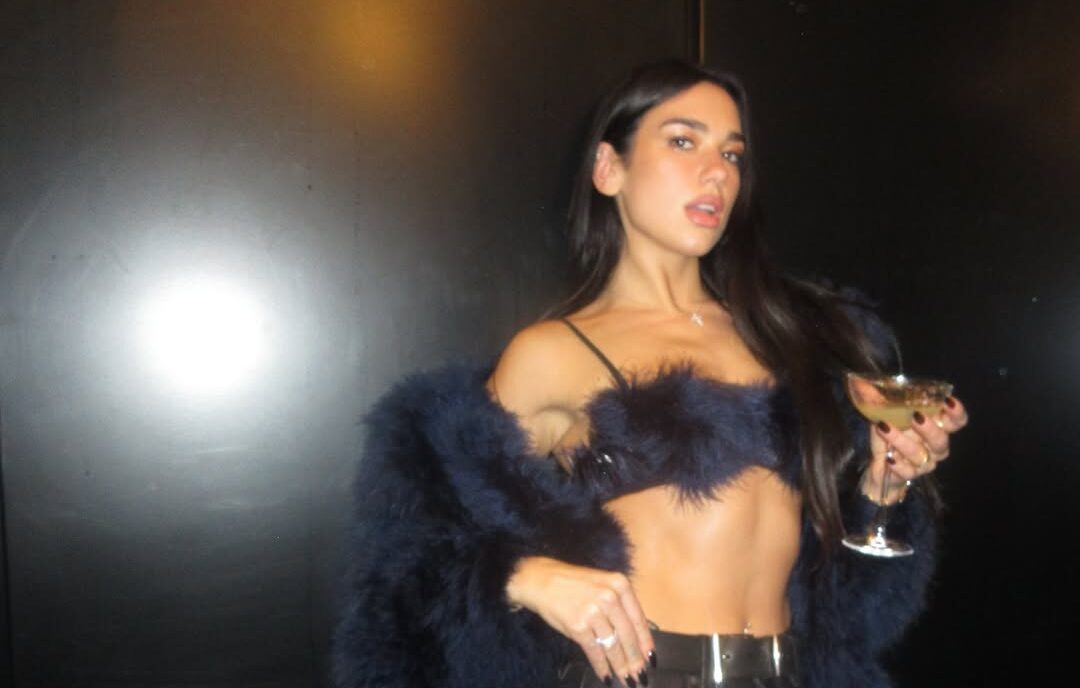 dua-lipa-da-la-bienvenida-al-2025-creando-tendencia