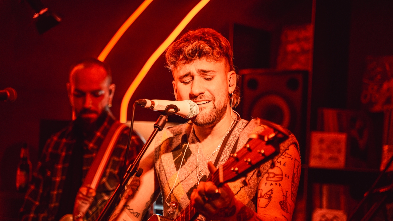 dani-fernandez-llena-de-musica-y-confesiones-el-local-de-ensayo-europa-fm