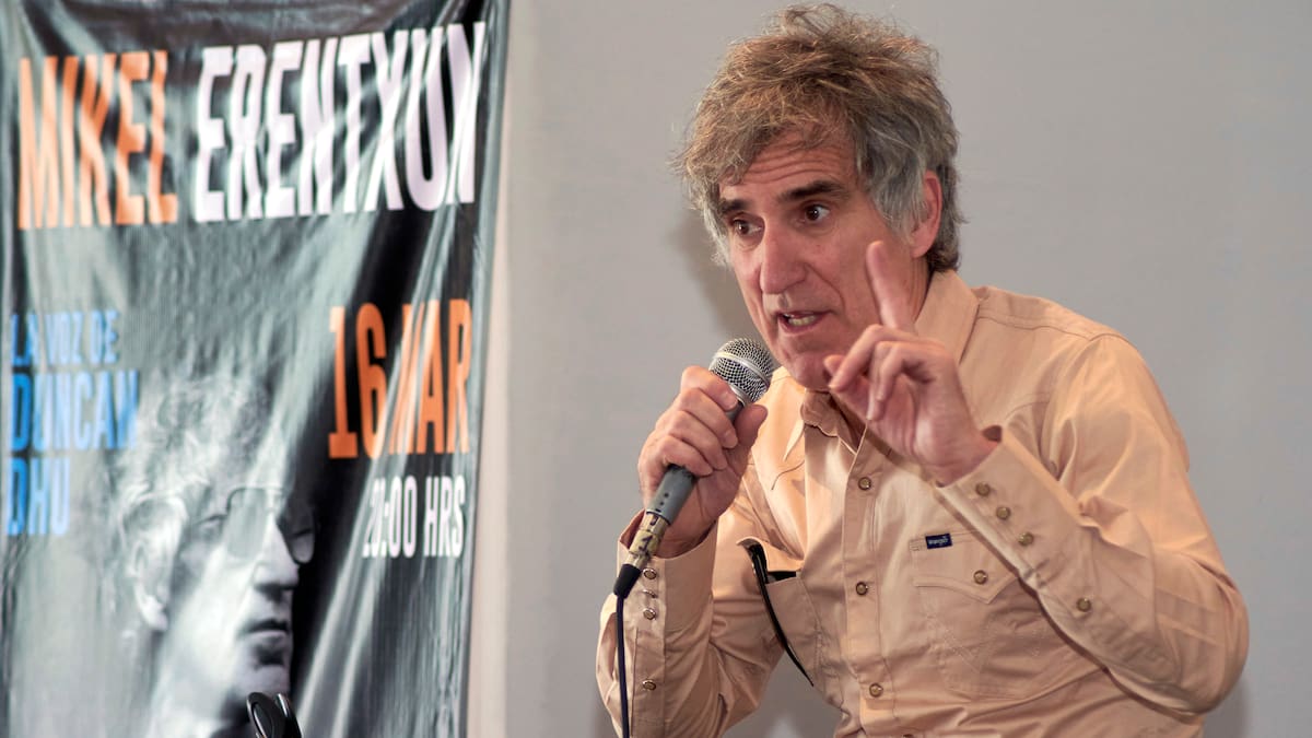 mikel-erentxun-recuerda-el-«machismo»-de-su-casa-y-muchas-otras:-«mi-padre-y-yo-no-recogiamos-un-plato-nunca»