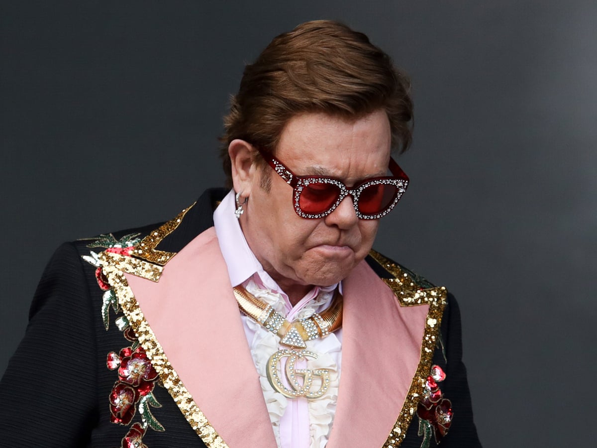elton-john-se-emociona-al-cantar-sobre-su-propia-muerte