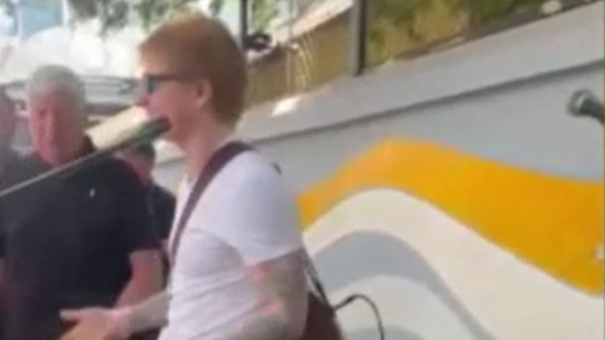 la-policia-echa-a-ed-sheeran-de-un-concierto-improvisado-en-la-calle-en-la-india-por-no-tener-permiso-para-la-actuacion