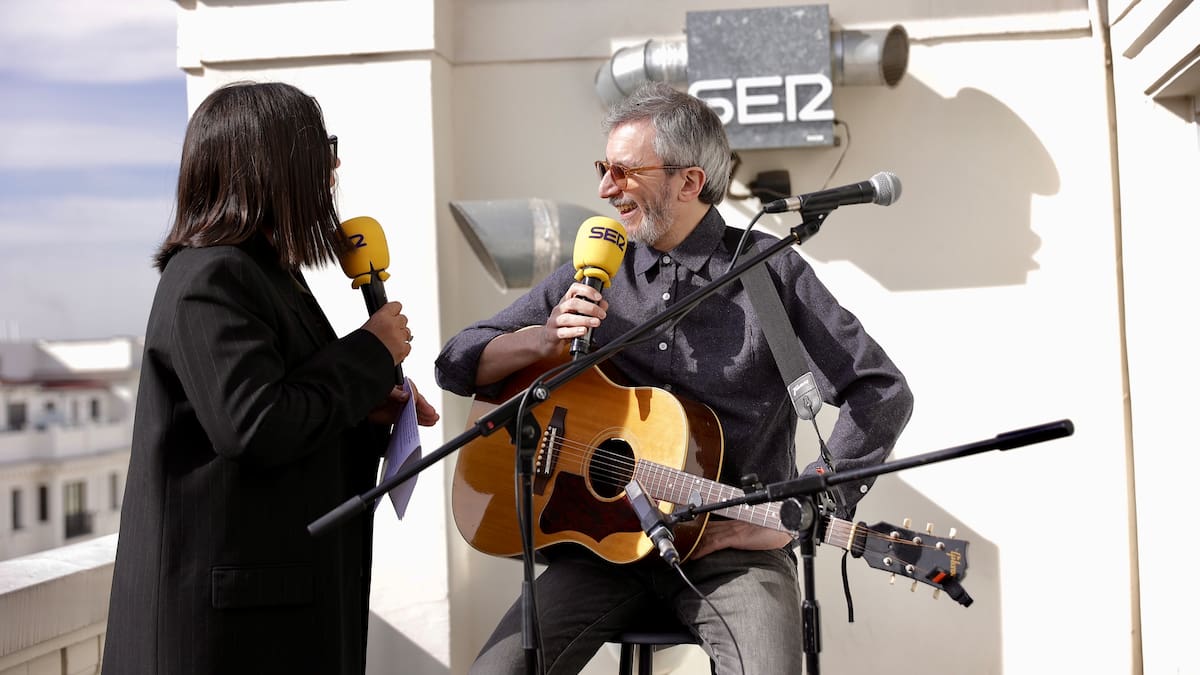 video-|-vuelve-a-disfrutar-del-concierto-sorpresa-de-xoel-lopez-en-la-terraza-de-la-ser-con-motivo-del-dia-de-la-radio