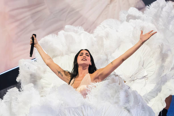 dua-lipa-rinde-homenaje-a-kylie-minogue-en-su-gira