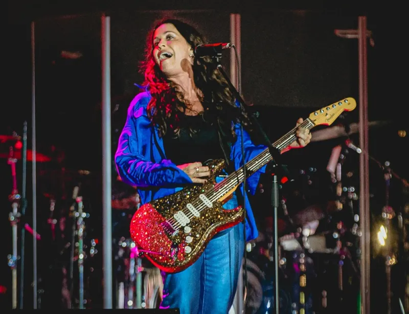 alanis-morissette-arranca-suspiros-de-nostalgia-en-lollapalooza-brasil