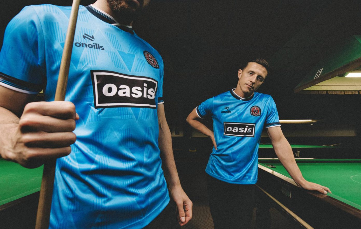oasis-lanza-una-camiseta-solidaria-junto-al-bohemian-fc-antes-de-su-gira-de-reunion