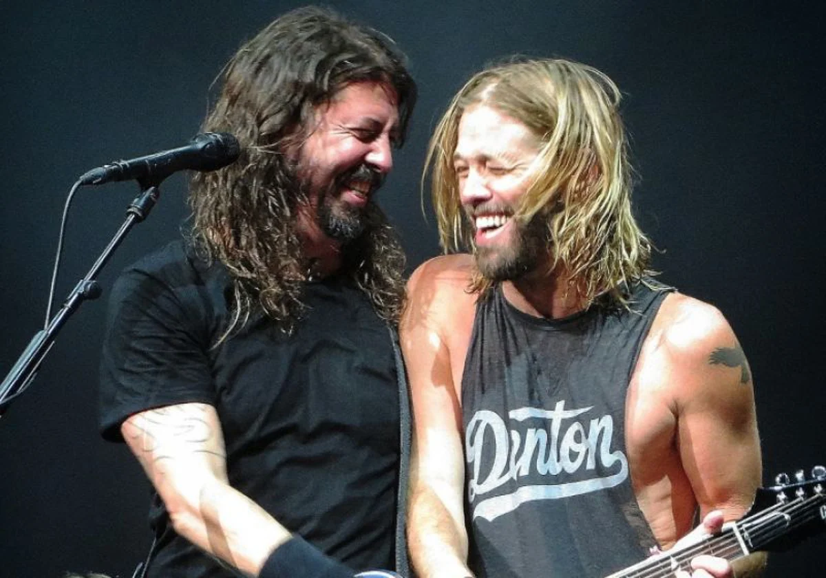 dave-grohl-rinde-homenaje-a-taylor-hawkins-en-el-30o-aniversario-del-debut-de-foo-fighters