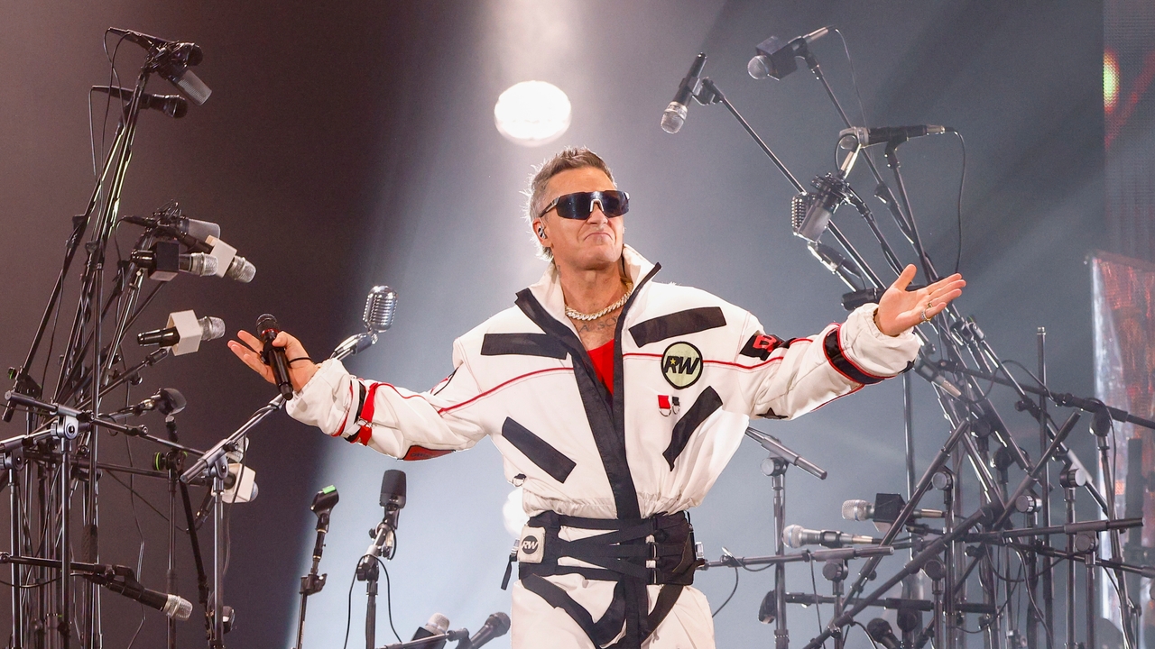 robbie-williams-se-convierte-en-«el-rey-del-entretenimiento»-en-barcelona-con-un-concierto-lleno-de-exitos-y-confesiones