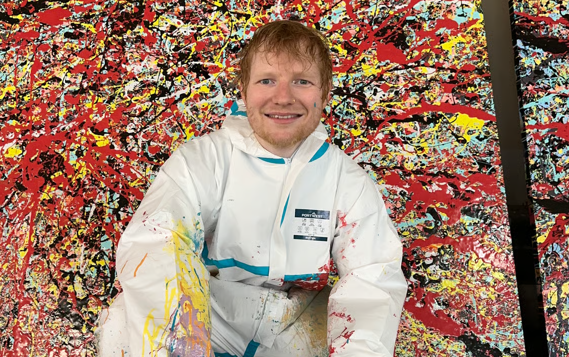 ed-sheeran-saca-su-lado-mas-‘pollockiano’-con-una-exposicion-de-sus-pinturas-en-londres