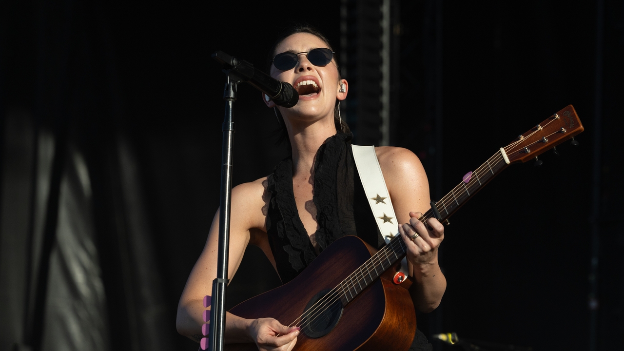 gracie-abrams-intenta-salvar-su-concierto-en-el-mad-cool-tras-sufrir-un-fallo-tecnico-de-20-minutos