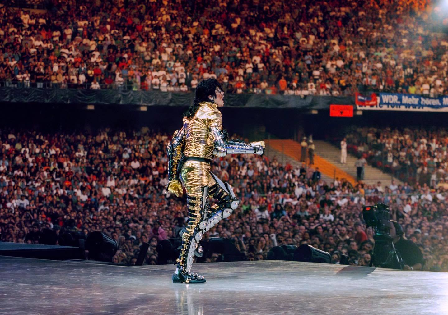 subastan-un-calcetin-de-michael-jackson-usado-en-un-concierto-en-1997
