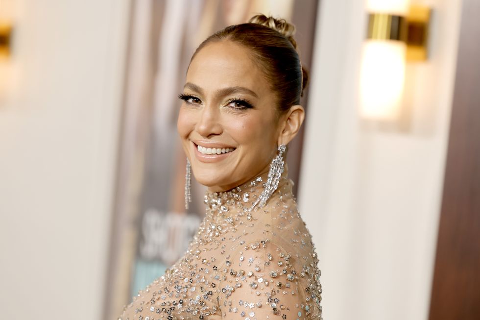 jennifer-lopez-se-queda-sin-falda-en-pleno-concierto-en-varsovia