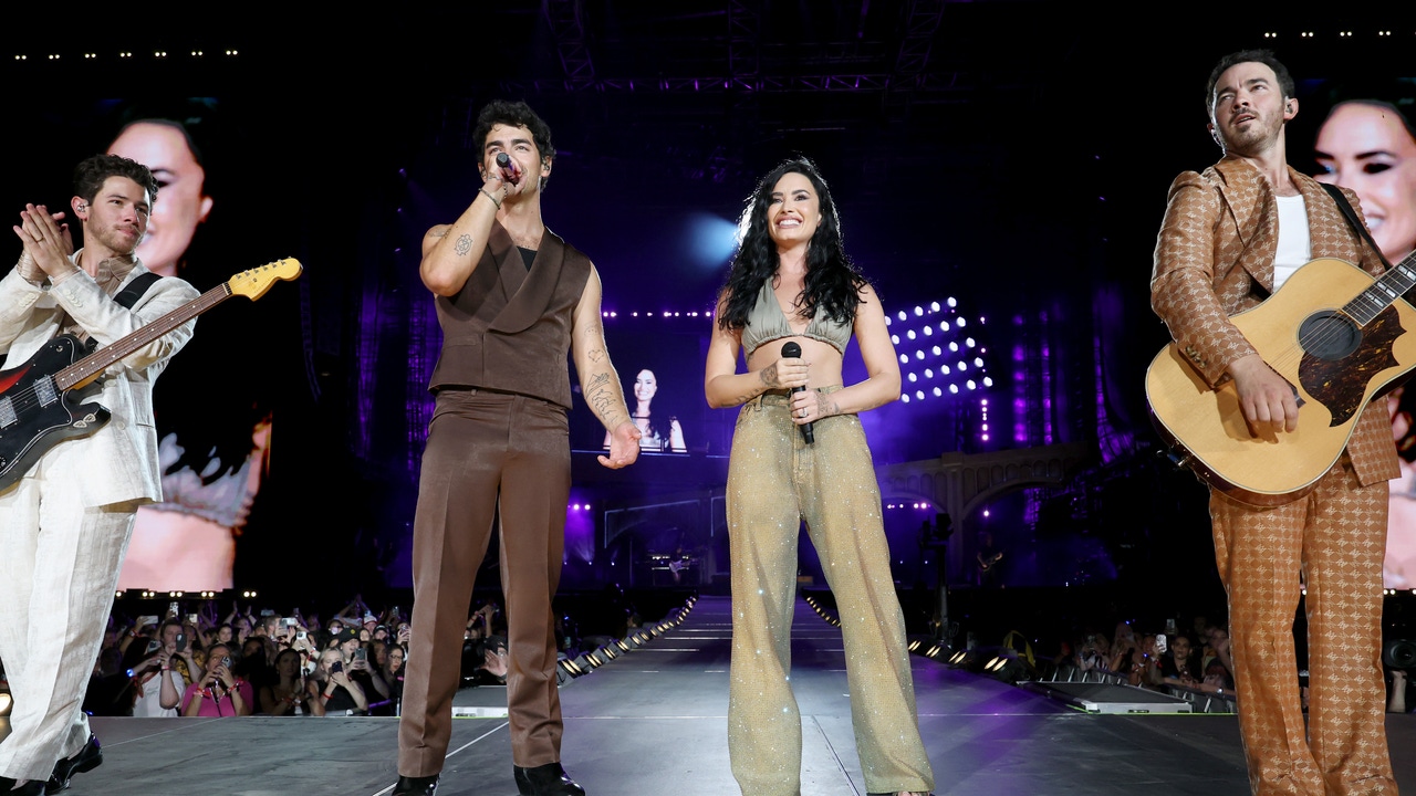 demi-lovato-se-une-a-los-jonas-brothers-para-cantar-juntos-en-directo-15-anos-despues-de-‘camp-rock’