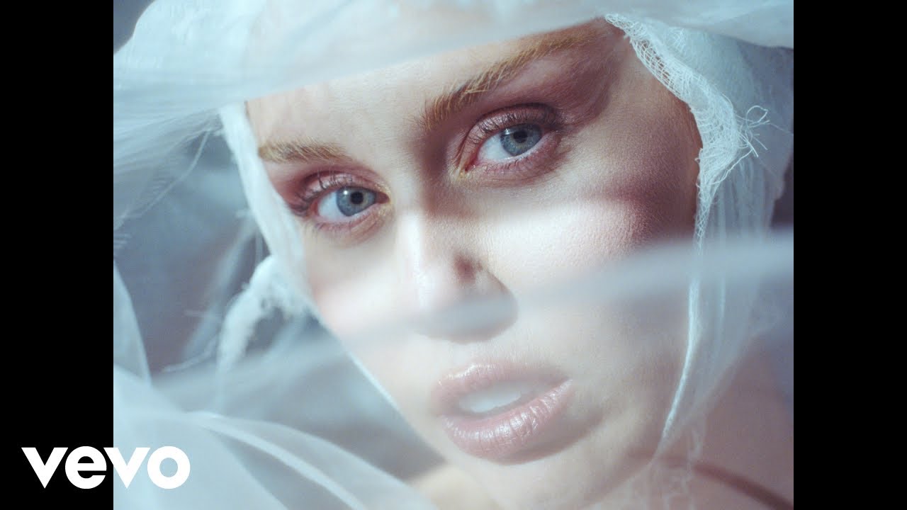 miley-cyrus-publica-‘secrets’,-su-nueva-cancion-dedicada-a-su-padre