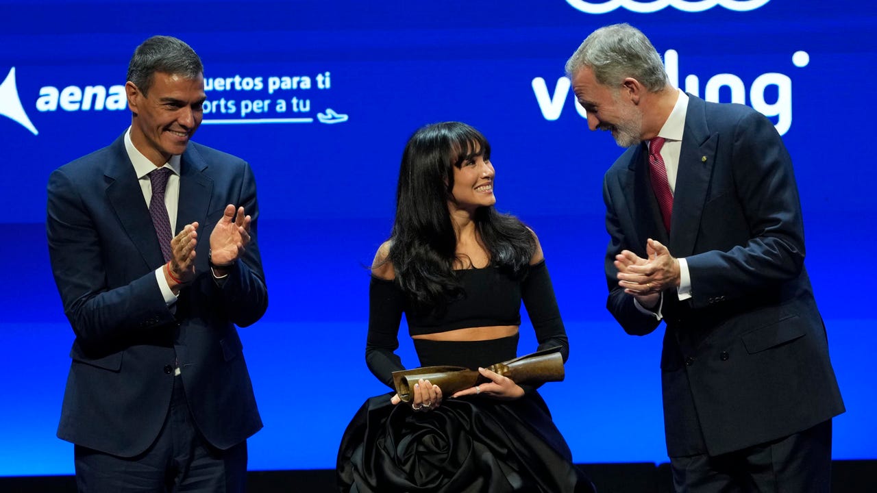 aitana-se-hace-un-selfie-con-el-rey-felipe-vi-y-bromea-sobre-su-conversacion