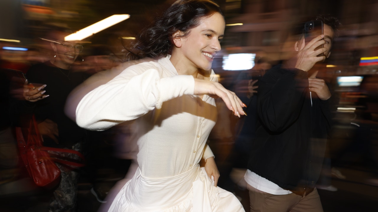 rosalia-implanta-nuevas-tendencias-en-la-moda:-de-la-aureola-en-el-pelo-a-los-rosarios