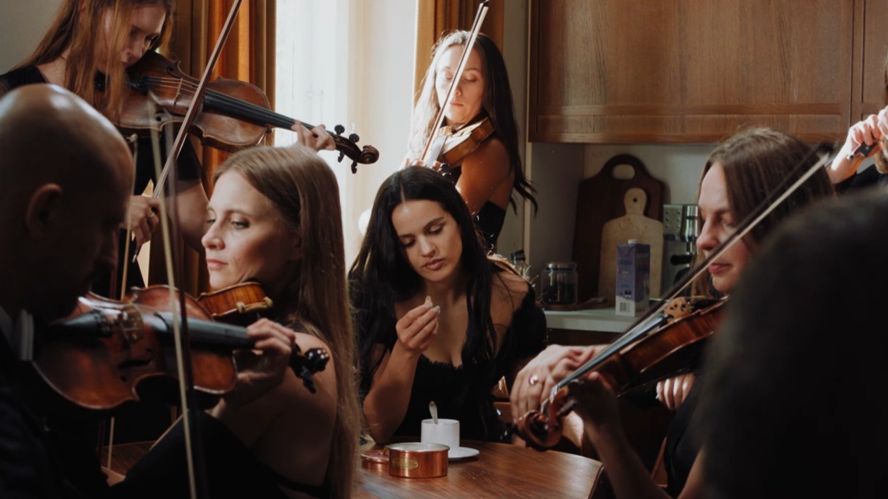 las-referencias-en-el-videoclip-de-‘berghain’-de-rosalia:-de-blancanieves-a-su-simbolismo-religioso