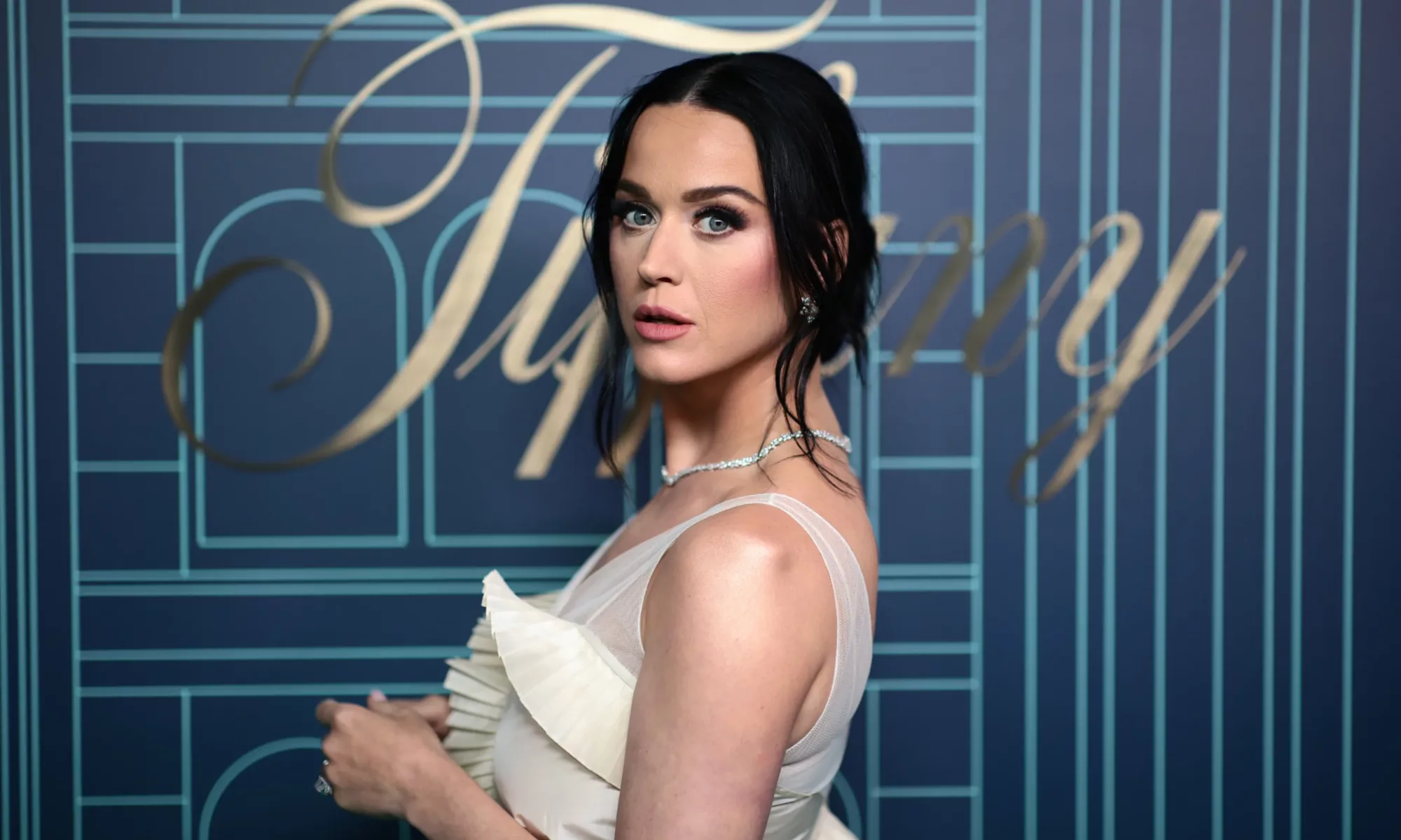 katy-perry-aterriza-en-barcelona…-¡en-albornoz!